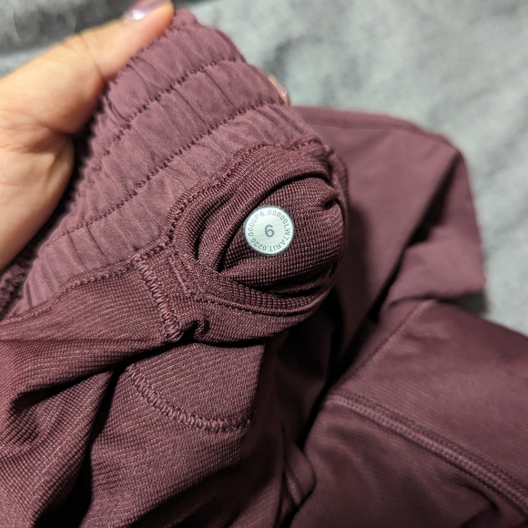 Lululemon Hotty Hot Short II 2.5" - Deep Rouge - Size 6 - Picture 4 of 5